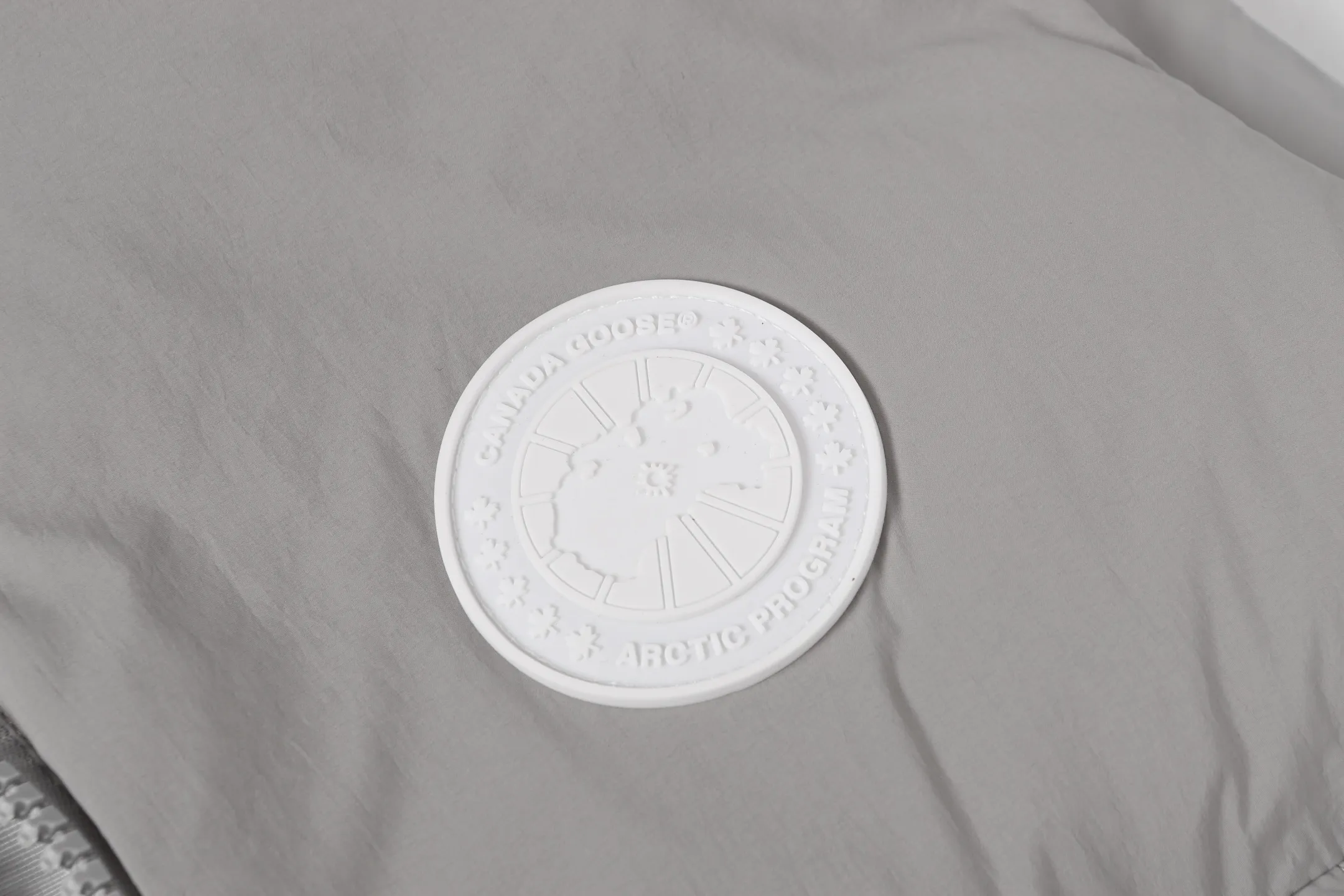 P480 CANADA GOOSE/PASTELS capsule white label series down vest The white label series is a capsule limited series and the most popular PASTELS series this year. The chest labels are all white badges with pure silicone texture. The pattern has a strong contrast between concave and convex. The topographic map of Canada on the badge is lifelike. The plastic material used for currency logos on the market is very hard to the touch! Our original independent order accessories are all custom-made original accessories. The imported YKK zipper has correct teeth and the zipper teeth are very thick. The zipper webbing logo is printed with three M fluorescent colors and the original custom-made washed logo. The placket webbing and wiring details are all restored. Color: Black Pure White Light Pink Khaki Moonlight Gray Size: XS S M L XL